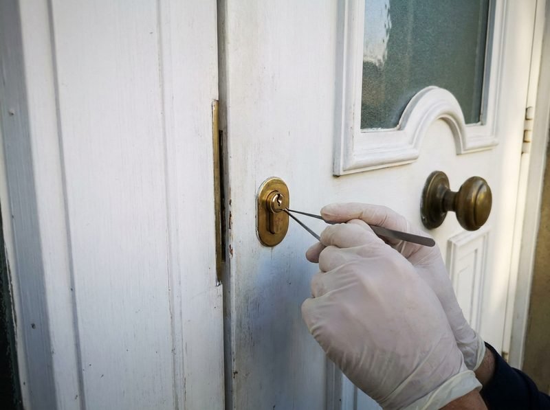 Ouverture de porte verrouillée fermée à double tour par un serrurier à Bruxelles - urgence